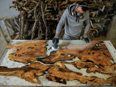 Kurumuş zeytin ağaçlarını mobilyaya dönüştürüyorlar