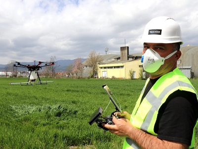 Tarla ilaçlamak için drone tasarladı