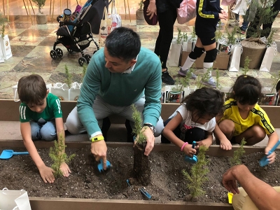 Bakan Pakdemirli çocuklarla fidan dikti