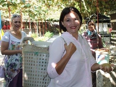 Rus turistler hasada katıldı