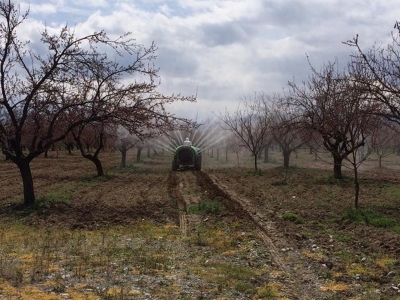 Dışarı çıkamayan çiftçinin bahçesini ekipler ilaçladı