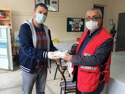 Üzüm üreticilerine ‘gönülden’ koruyucu maske