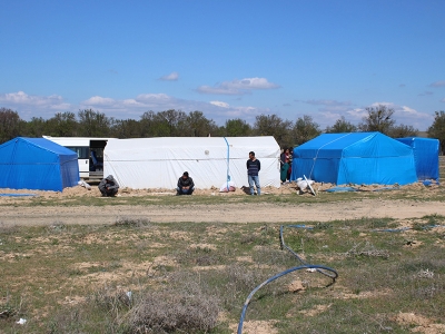 Tarlada çadırda Koronavirüs önlemi