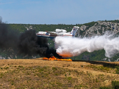 Bakan Pakdemirli, yangın uçağını test etti