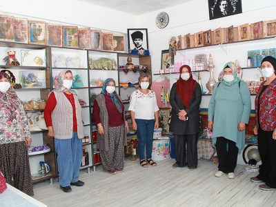 Isparta’nın çalışkan kadınları üretmeye devam ediyor