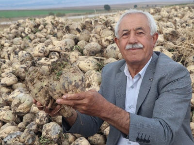 İdealist öğretmen köy sakinlerine pancar tarımını da öğretti
