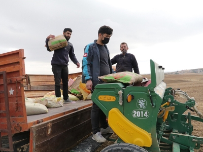 Umut tohumları toprakla buluşuyor