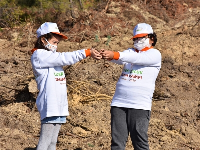 Lider çocuklar binlerce fidan dikti
