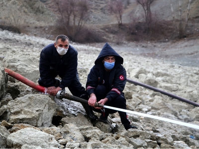 Balıklar ölmesin diye gölete su taşıyorlar