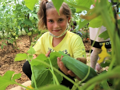 Doğa ile iç içe bu okulda tarım yapılıyor