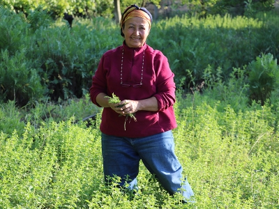 Tecrübesini bahçesinde yeşertiyor